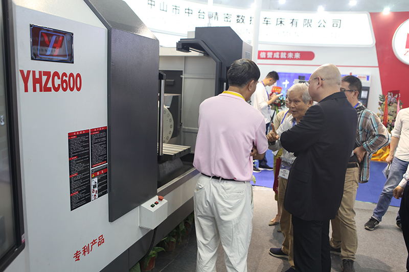華亞數控新品雙頭臥深圳發(fā)布現(xiàn)場